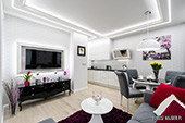 Salon z aneksem kuchennym z mieszkaniu zaprojektowanym przez Concept-Space